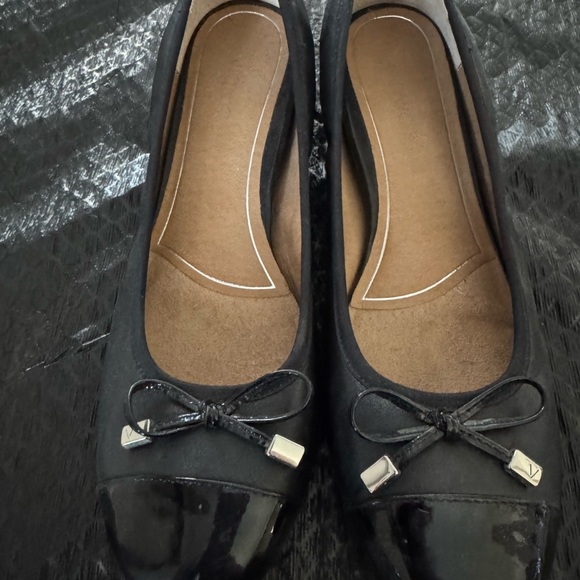Vionic Black Patent Leather Heels - Picture 1 of 4